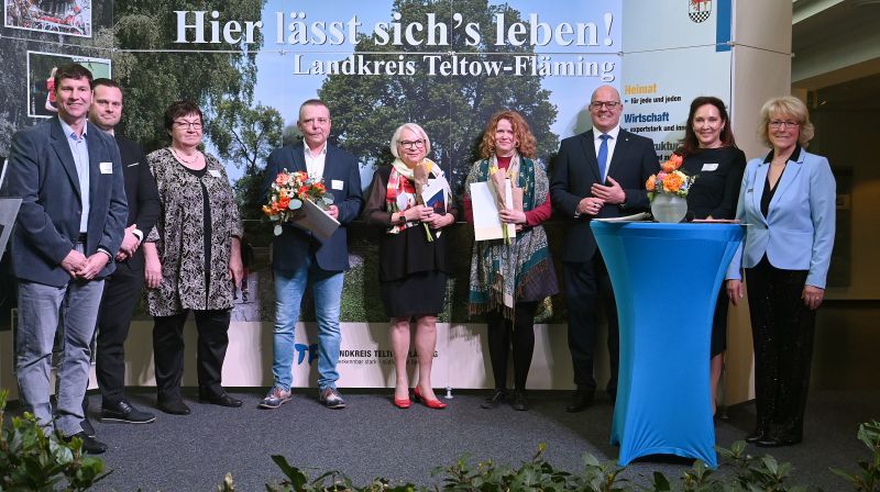 Gruppenfoto mit Preisträger*innen, Laudatorin, Landrätin, Kreistagsvorsitzendem und Gratulanten