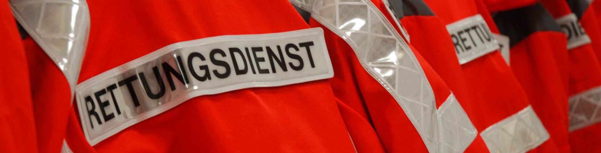 Rettungsdienst Teltow-Fläming: Jacken (rot) mit Aufschrift und reflektierenden Streifen