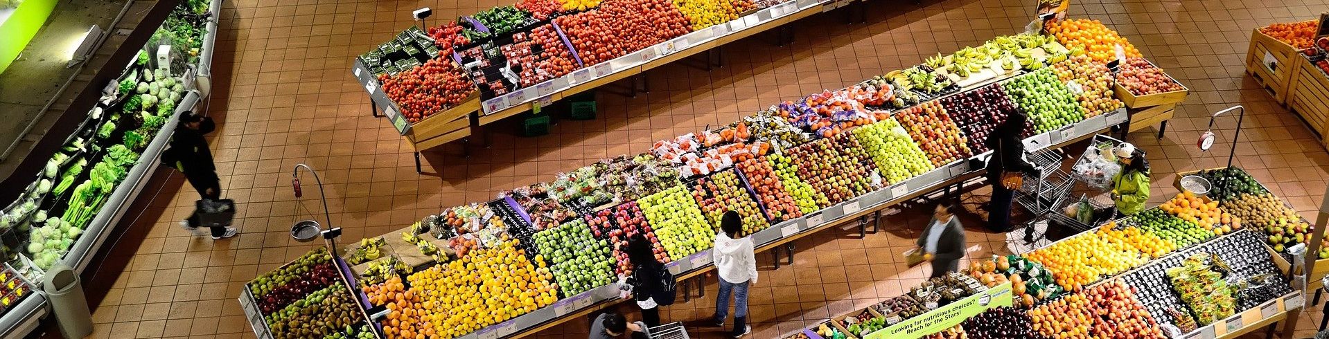 Blick auf Obst- udn GEmüsestand im Supermarkt von oben