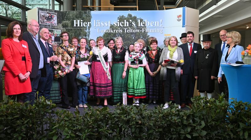 Gruppenfoto mit Preisträger*innen, Laudator, Landrätin, Kreistagsvorsitzendem und Gratulanten