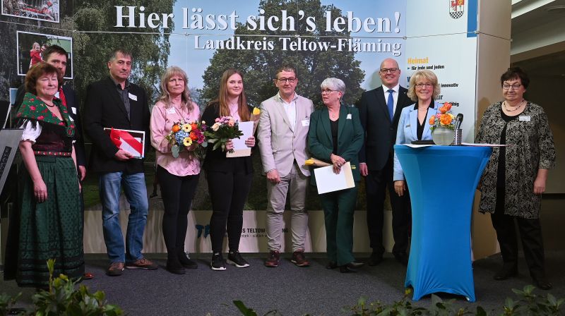 Gruppenfoto mit Preisträger*innen, Laudatorin, Landrätin, Kreistagsvorsitzendem und Gratulanten
