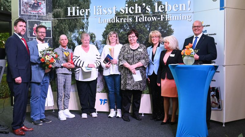 Gruppenfoto mit Preisträger*innen, Laudatorin, Landrätin, Kreistagsvorsitzendem und und Gratulanten