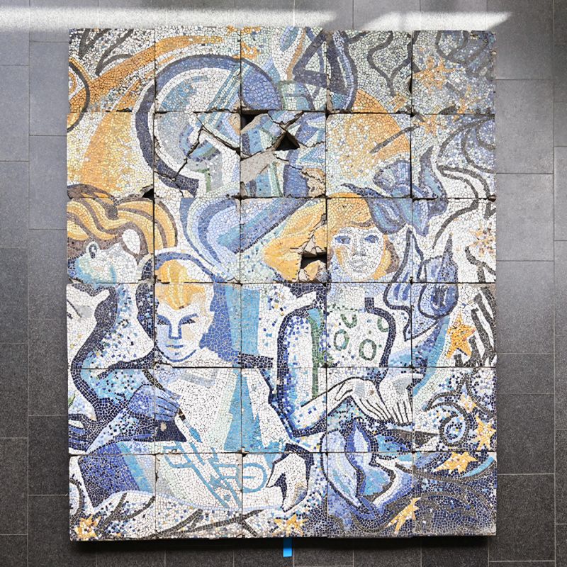 Mosaik mit Darstellung eines Rotarmisten und anderen Dingen