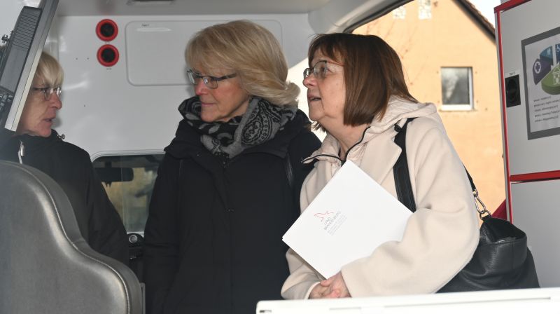 Landrätin Kornelia Wehlan und Ministerin Ursula Nonnemacher bei der Besichtigung des Beratungsmobils des MVZ Baruth/Mark