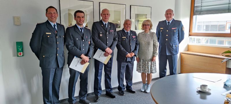 Die Herren in Feuerwehr-Uniform, v. l. n. r.: Tino Gausche, Nico Rudolph, Silvio Ramlow, Lothar Schwarz, Landrätin Kornelia Wehlan, Silvio Kahle
