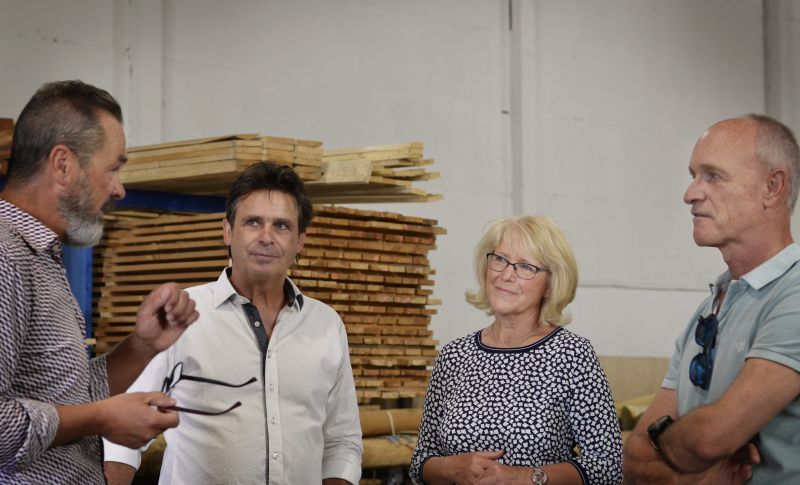 Marc Oelker, Geschäftsführer SIK-Holzgestaltungs GmbH, Gründer Klaus-Peter Gust, Landrätin Kornelia Wehlan und Beigeordneter Johannes Ferdinand