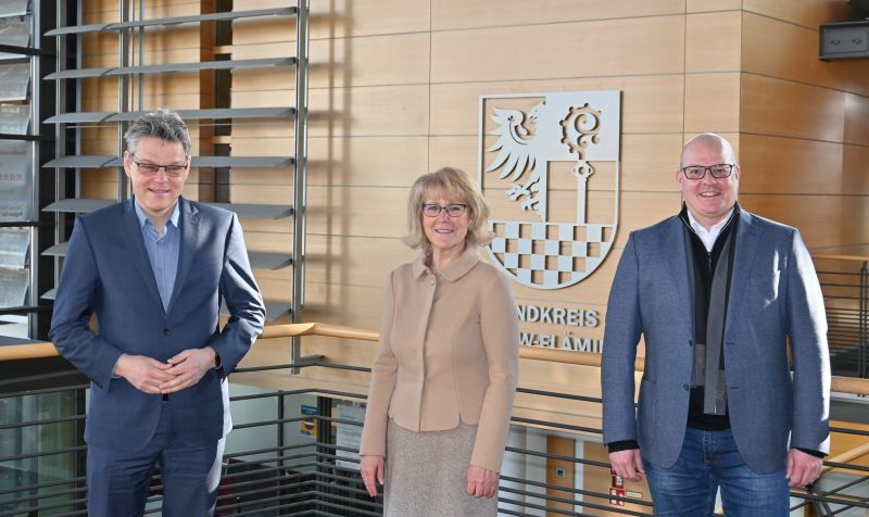 Jörn Oltmann, Kornelia Wehlan und Danny Eichelbaum vor dem Wappen des Landkreises im Kreishaus